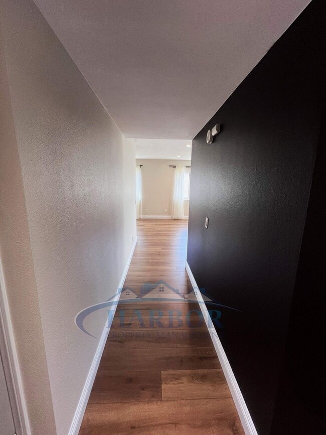 Building Photo - Spacious 2 Bedroom 1 Bathroom Upstairs Condo
