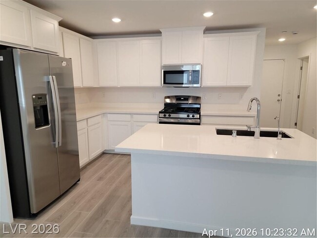 Building Photo - Spacious Henderson Townhome with Balconies and Resort Amenities