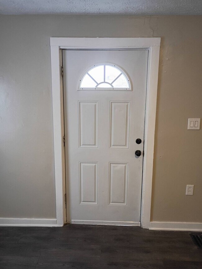 Building Photo - Charming 3 - Bedroom Property in Prime Location