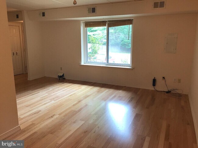 Building Photo - 201 Village Walk