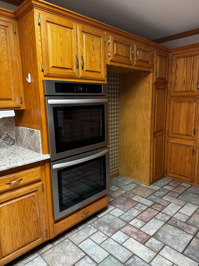 Building Photo - 4 Bedrooms 3 bathrooms, OFFICE 2 living rooms, and 2 car garage