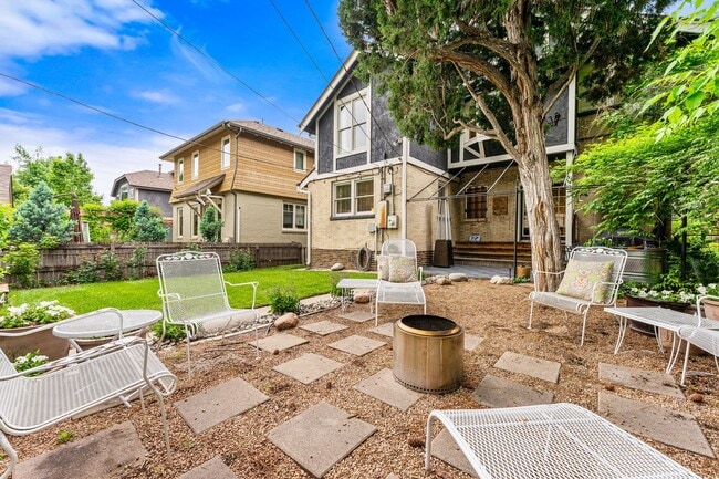Building Photo - LOCATION LOCATION!! Stunning home located ...