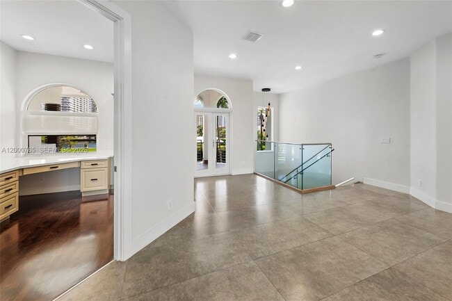 Building Photo - 552 Palm Dr