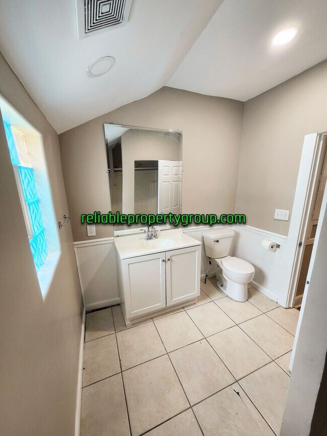 Building Photo - 436 E Taber St