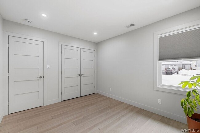 Building Photo - 855 Madison Ave