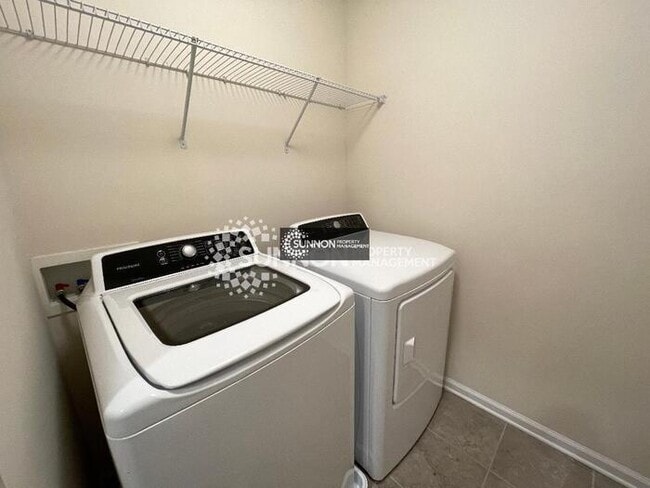 Building Photo - End Unit 3 BR 2.5 BA w/ Garage