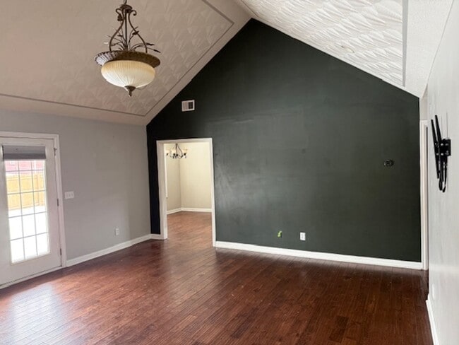 Building Photo - 131 E Piedmont Dr