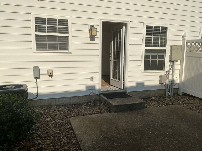 Building Photo - Beautiful 3 Bedroom, 2.5 Bath Townhouse in...