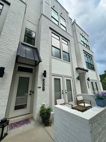 Building Photo - Room in Apartment on Wesley Village Rd