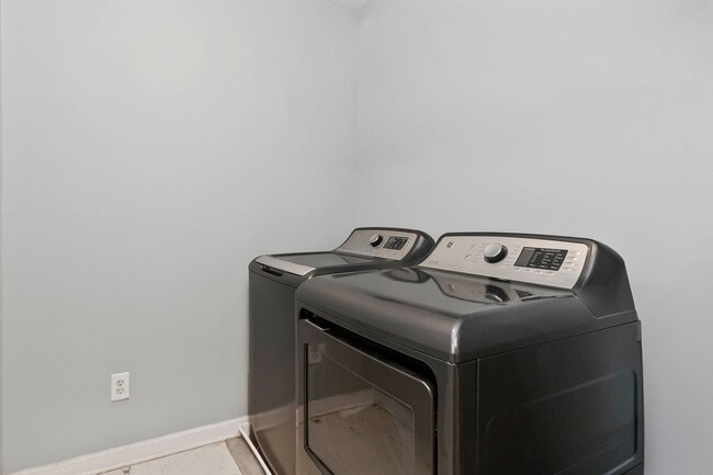 Building Photo - Beautiful Home just minutes from Mountain Island lake