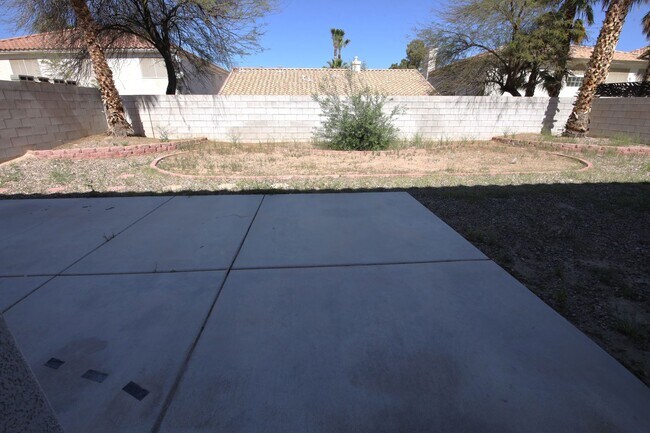 Building Photo - HUGE LOFT + 5 BEDROOMS IN SE