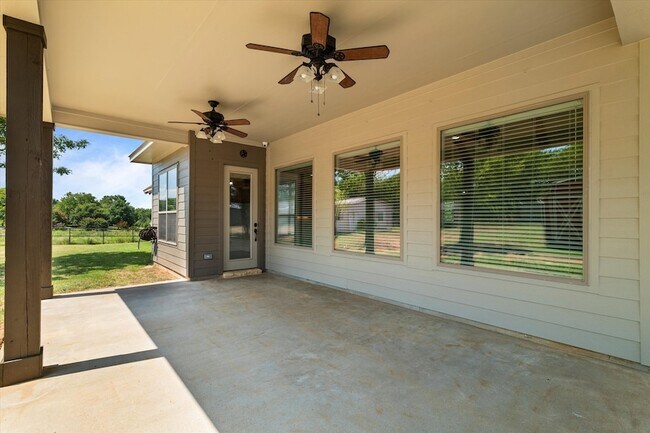 Building Photo - 402 N Pkwy Dr