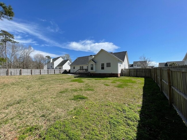 Building Photo - Immaculate and Move In Ready on Newport!