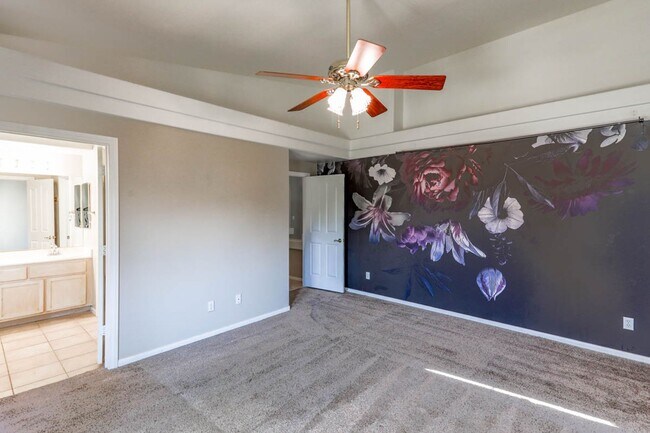 Building Photo - Single Story Northwest 3 Bedroom Pool Home
