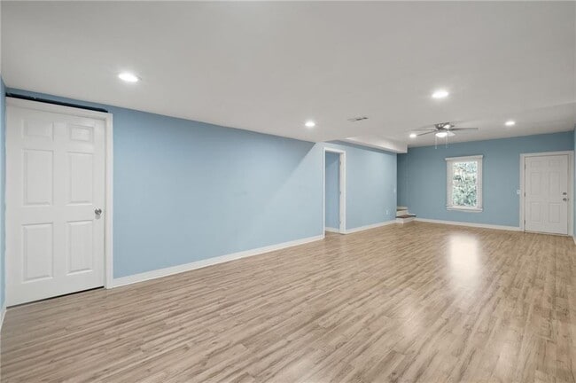 Building Photo - 675 Clearwater Pl