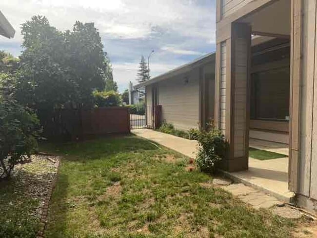 Building Photo - 832 Morissette Way