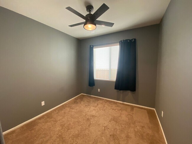 Building Photo - Rosamond 4 bedroom