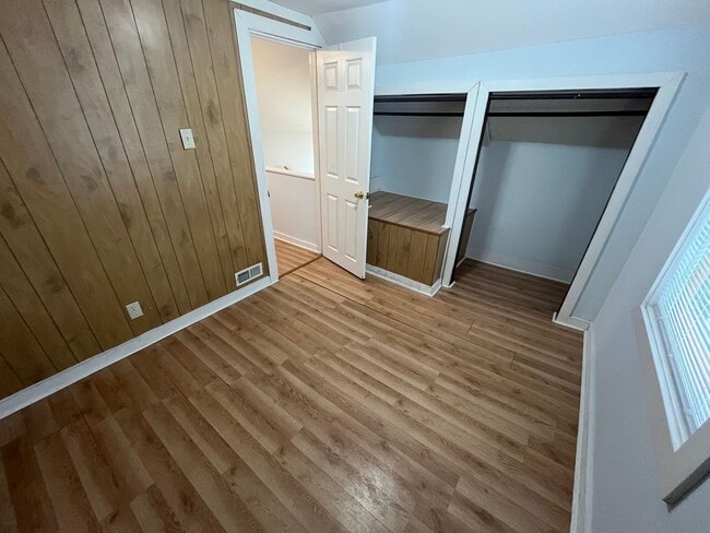 Building Photo - 1 Bedroom W/ Loft Area