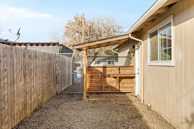 Building Photo - 106 N Buchanan Ave