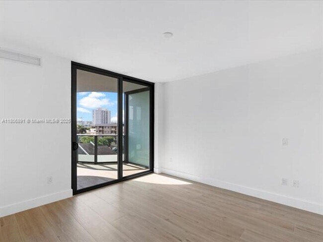Building Photo - 9901 W Bay Harbor Dr