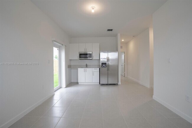 Building Photo - 2351 SE 27th Dr