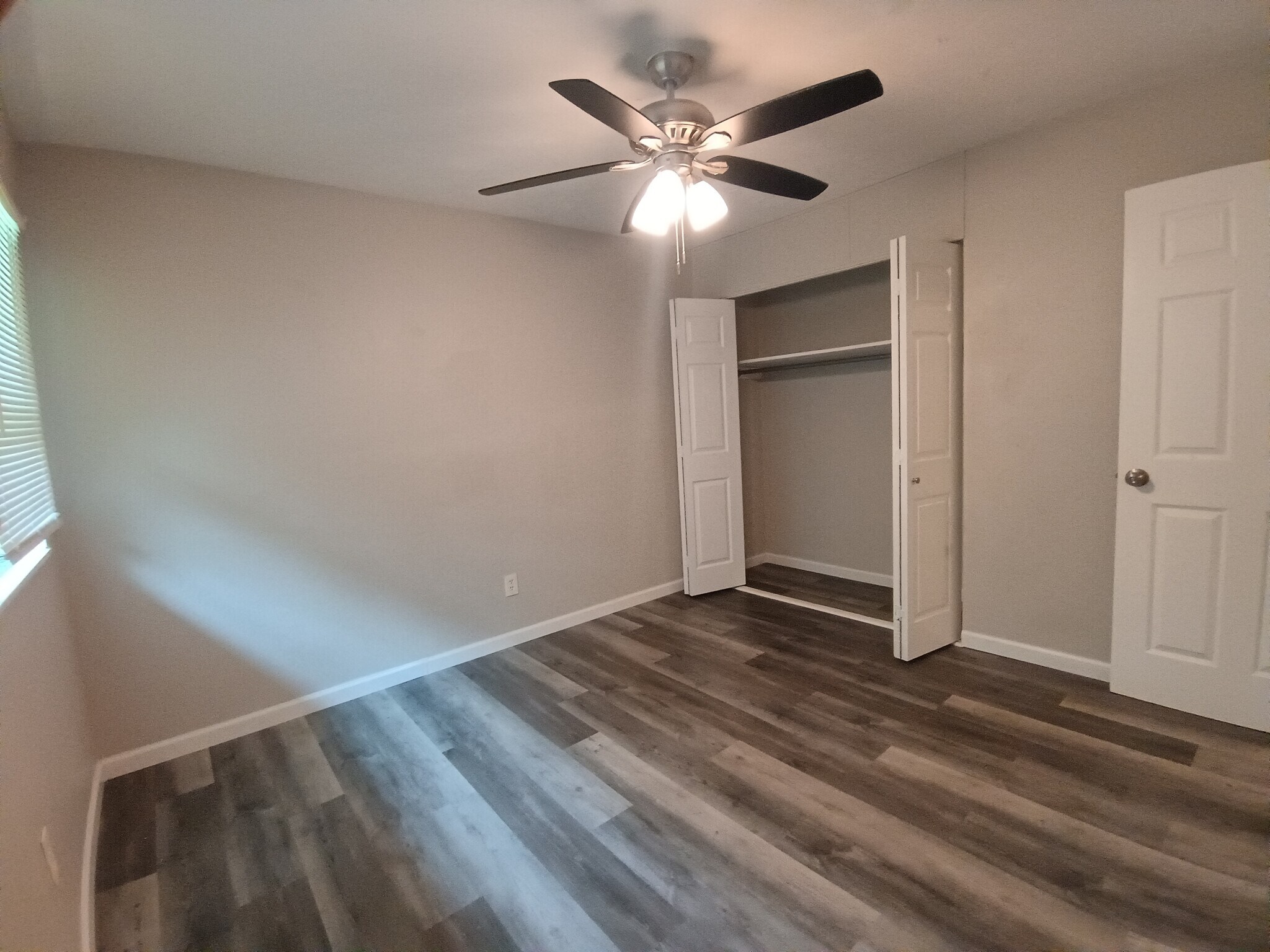Building Photo - 1202 E Walford Dr