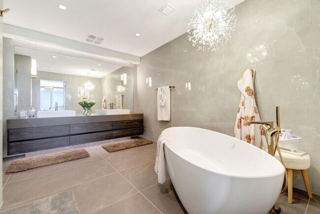 Building Photo - 1116 N Ocean Blvd