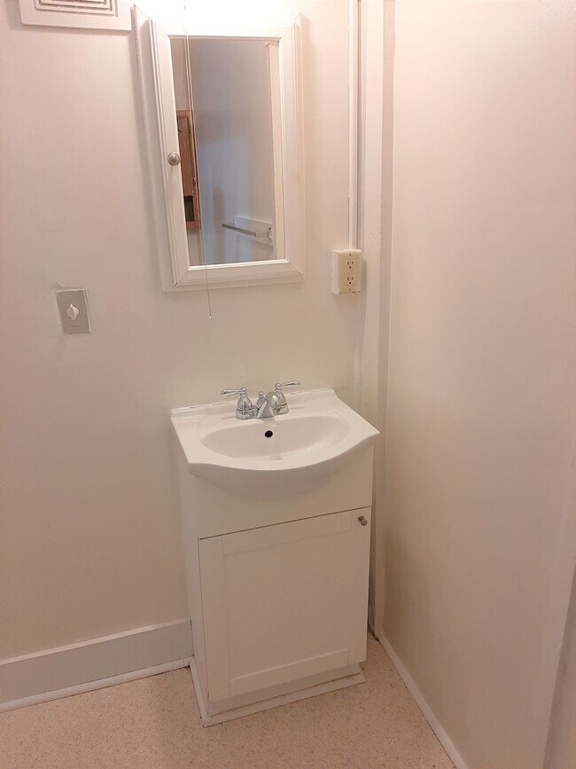 Building Photo - 222 Pleasant St