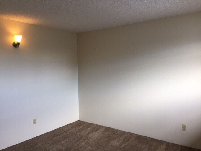 Building Photo - Montavilla Townhouse Style Apartment!