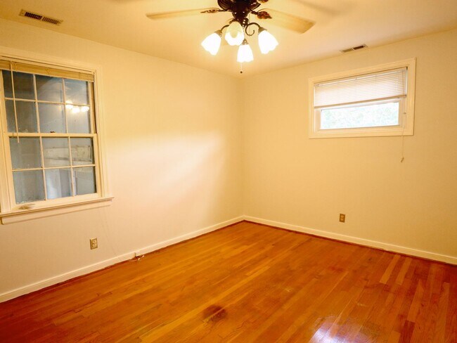 Building Photo - Move-In Ready 3 Bed/1 Bath Rancher | Spaci...