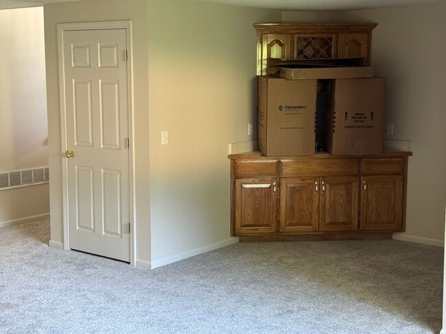 Building Photo - Four Bedroom Home Available in July - Fini...