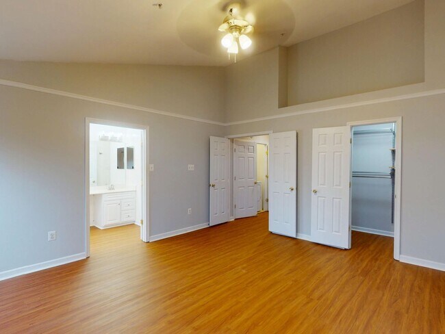 Building Photo - Updated Three Bedroom Home W/Full Sized Kitchen, Parking, Back Deck, & 2,640 Square Feet!