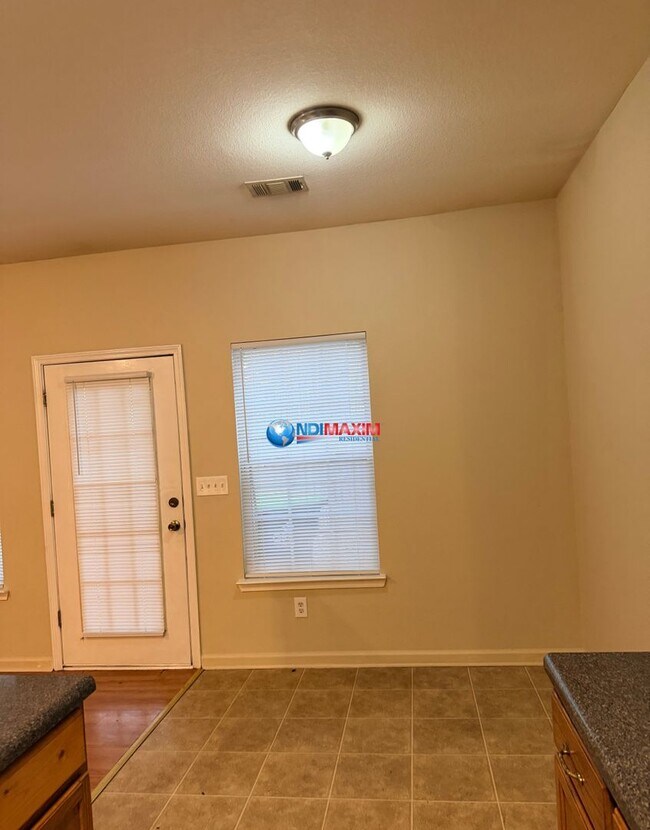 Building Photo - Spacious 3-bedroom townhouse in Riverdale