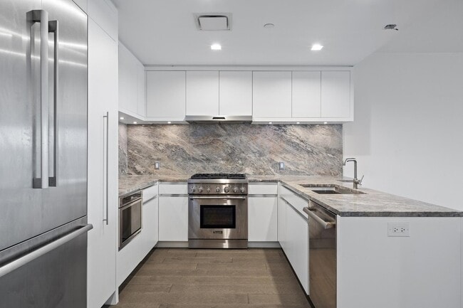 Building Photo - 320 Adolphus Ave