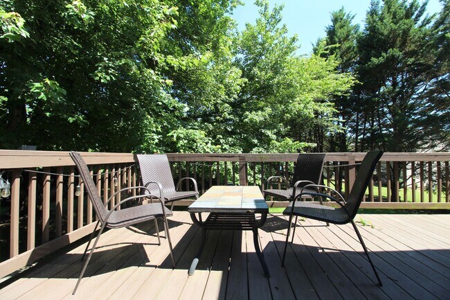 Building Photo - Bright & Spacious 2-Bedroom Home in Massanutten