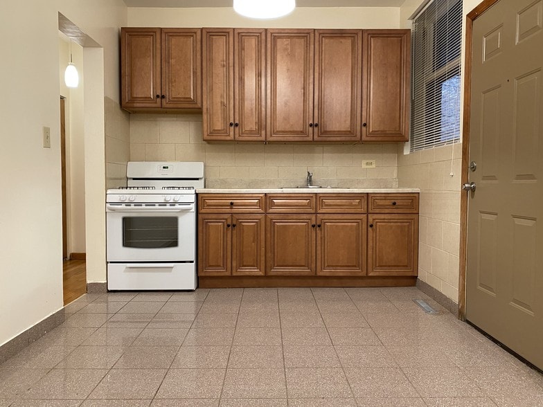 Kitchen - 940 W Windsor Ave