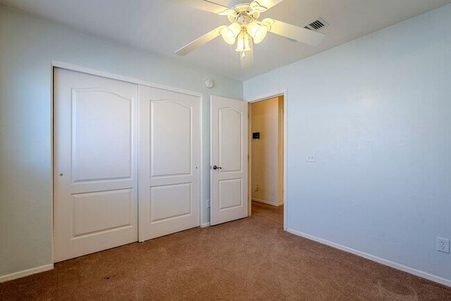 Building Photo - Pending/ Rented - Bright & Spacious 3-Bed ...