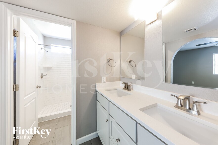 Building Photo - 4855 W North Ln