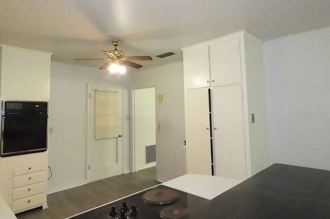 Building Photo - Lindale ISD, Spacious 3 Bedroom, 1 Bath House