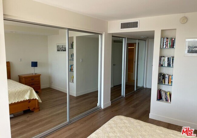 Building Photo - 4267 Marina City Dr