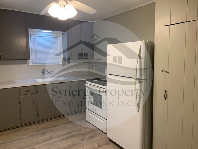 Building Photo - 560 W Townview Cir