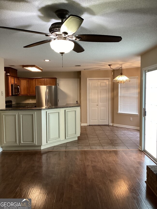 Building Photo - 209 Hallowes Dr