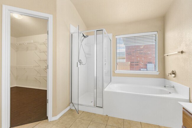 Building Photo - Charming Home Awaits: Spacious & Modern Li...