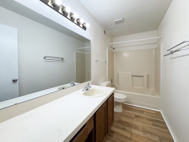 Building Photo - Manors of Bryn Mawr 2 Bed 2 Bath Condo AVAILABLE NOW!