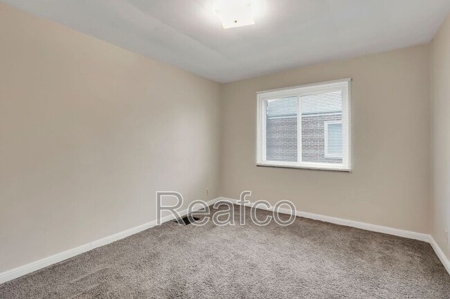 Building Photo - 404 S Chase Ave