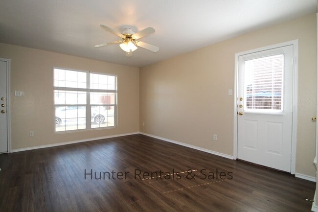 Building Photo - Delightful Townhouse!