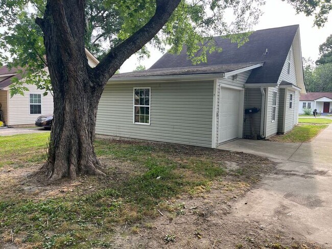 Building Photo - 60 Mineola Ave