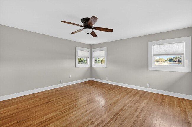 Building Photo - Lakefront 4-Bedroom Home for Rent in Beautiful Umatilla, FL