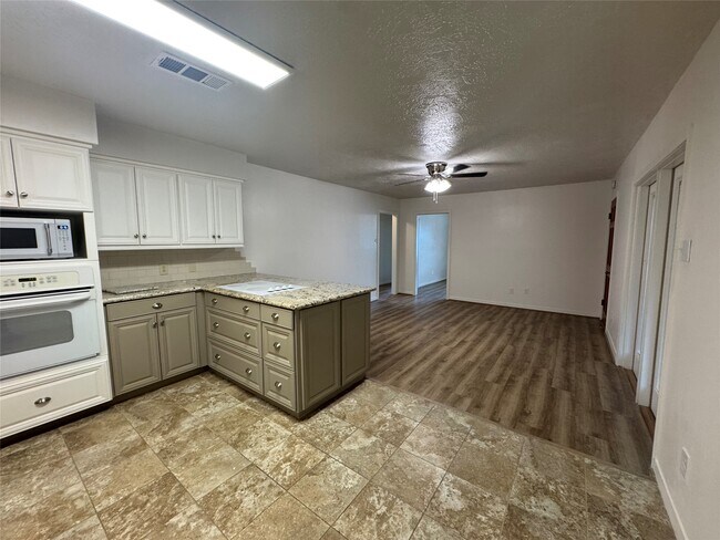 Building Photo - 2611 Prairie Ave