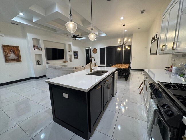 Building Photo - 421 Placido Dr